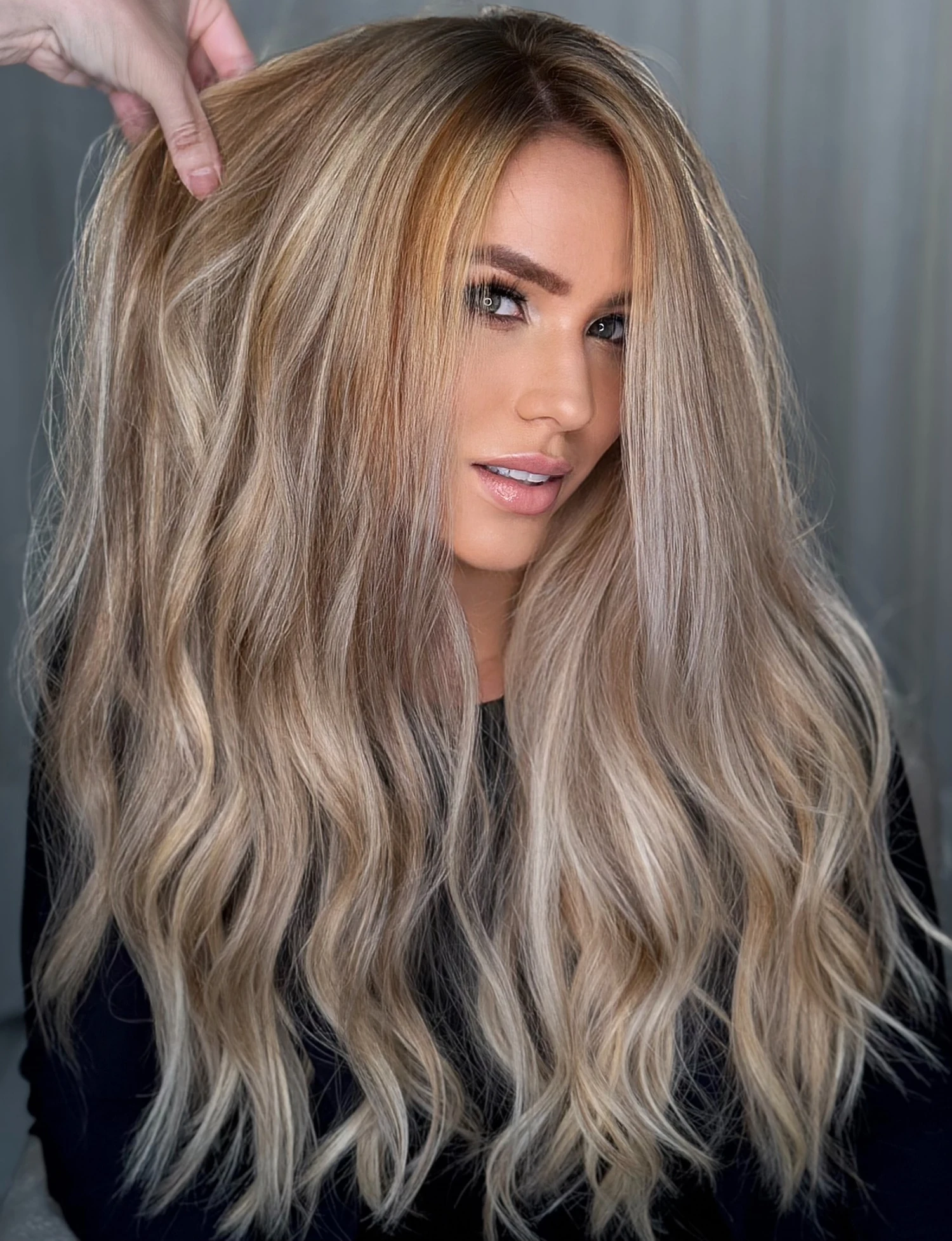 Loiro claro com ondas longas e acabamento suave