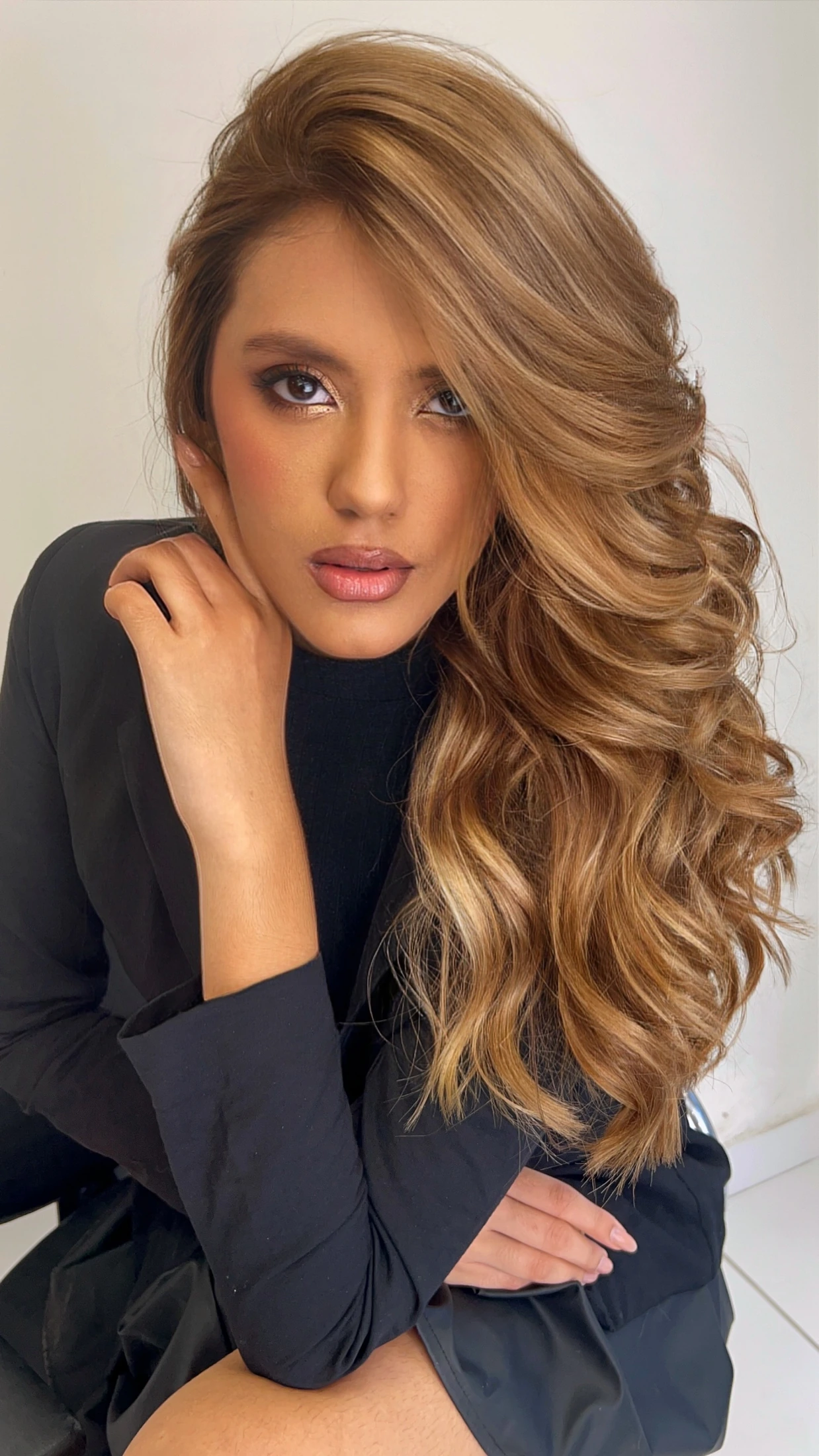 Mechas em tons quentes e ondas volumosas
